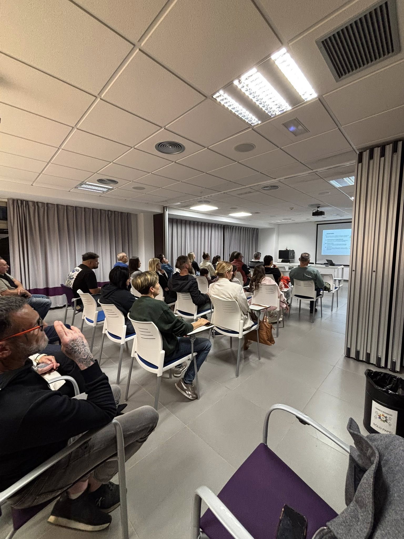 Sala completa de asistentes viendo la presentación